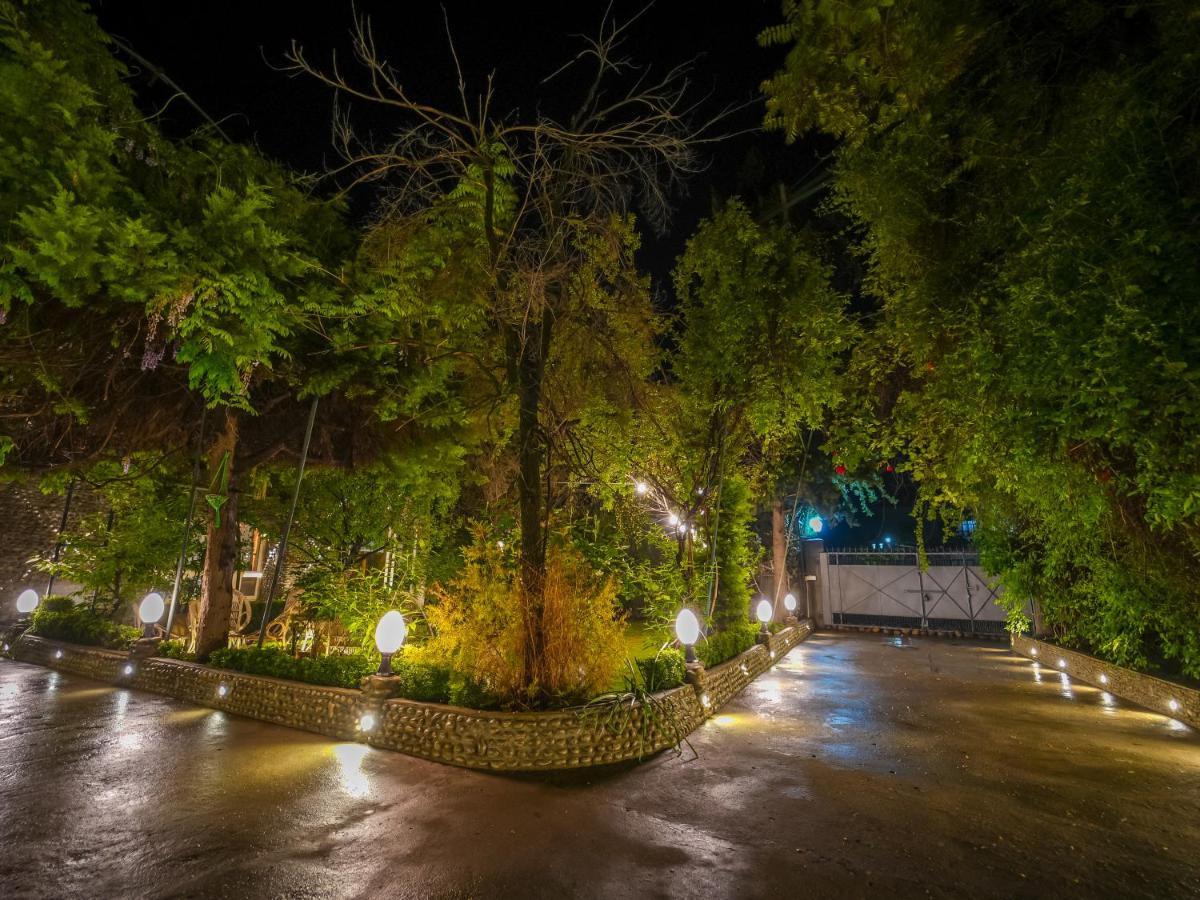Hotel Mirage Srīnagar Buitenkant foto