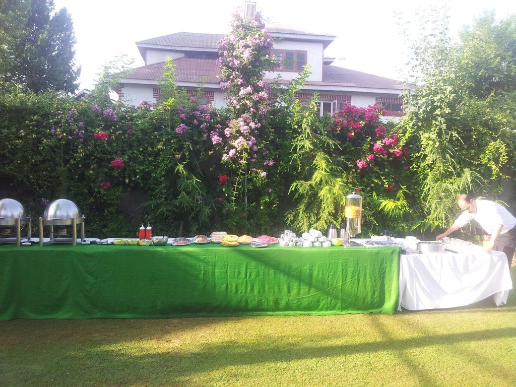 Hotel Mirage Srīnagar Buitenkant foto