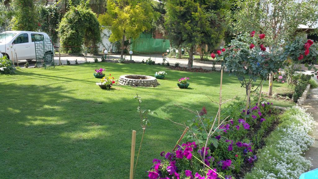 Hotel Mirage Srīnagar Buitenkant foto